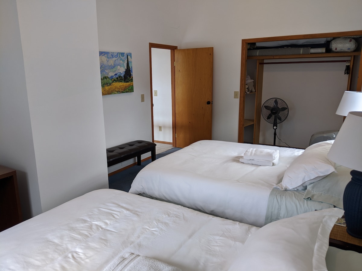 Boven blauwe slaapkamer bij twee queensize bedden 

