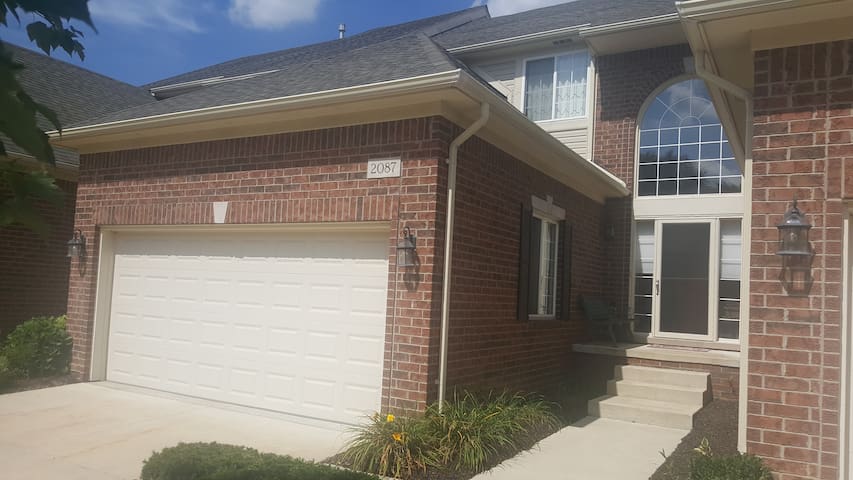 2 bedroom, private bath on Macomb Orchard Trail