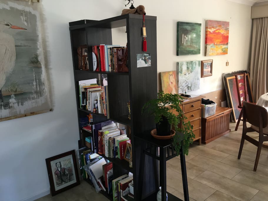 A quiet setting among Jin Jin's paintings.