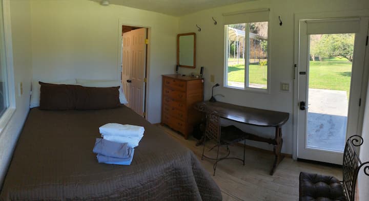 Საძინებელი, ხედი სააბაზანოს კარისკენ და შესასვლელი კარისკენ.