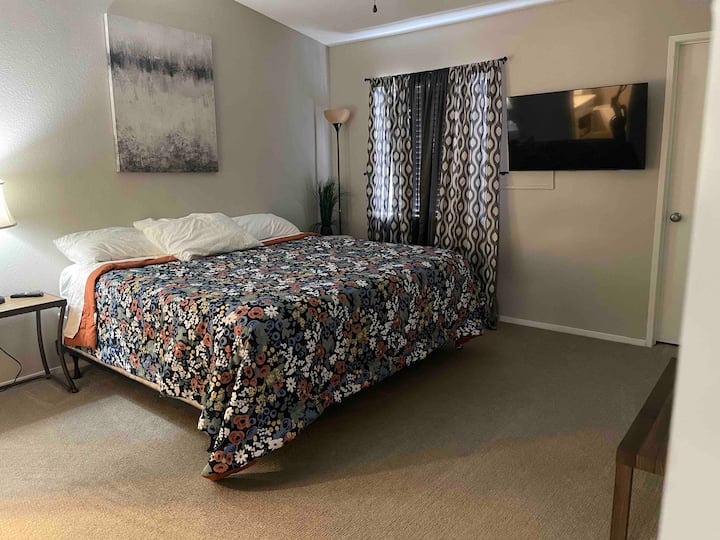 Chumba kikuu cha kulala kitanda cha mfalme na bafu 