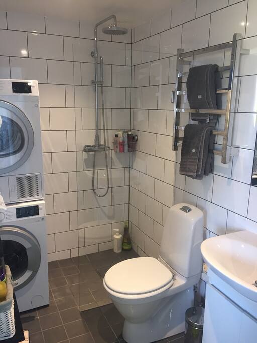 Bathroom w shower, WC, wash machine & tumble dryer/ badrum m dusch, toalett, tvättpelare