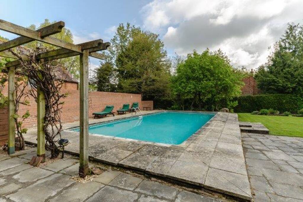 Swimming pool available by arrangement with owners - ONLY late April to late September.