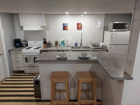 Affordable Apt in Central Niagara with parking