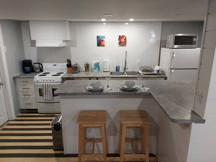 Affordable Apt in Central Niagara with parking