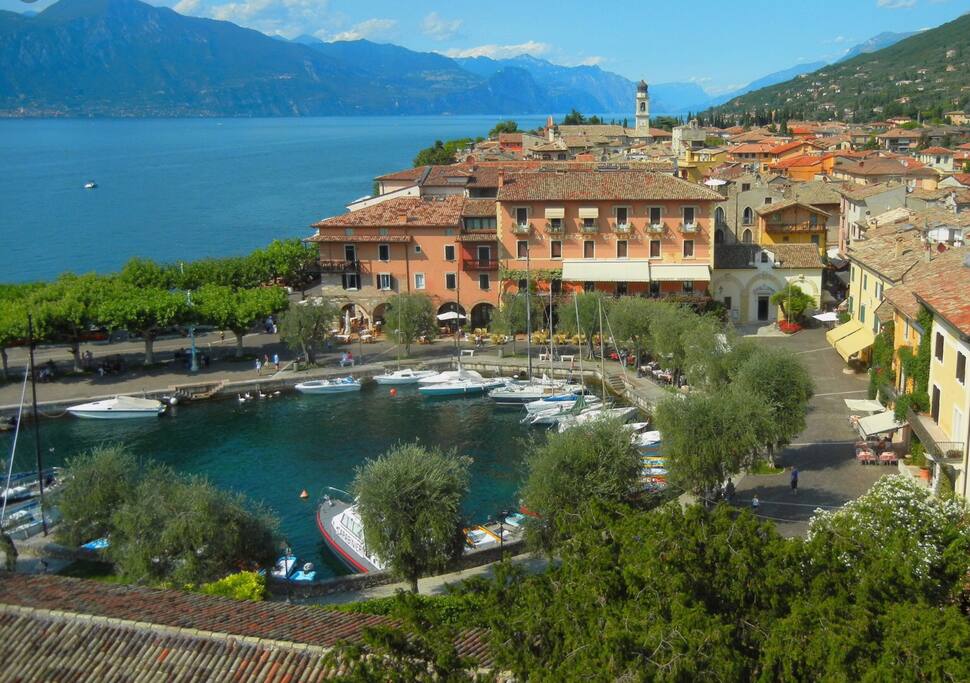 L'appartamento sul porto di Torri del Benaco.