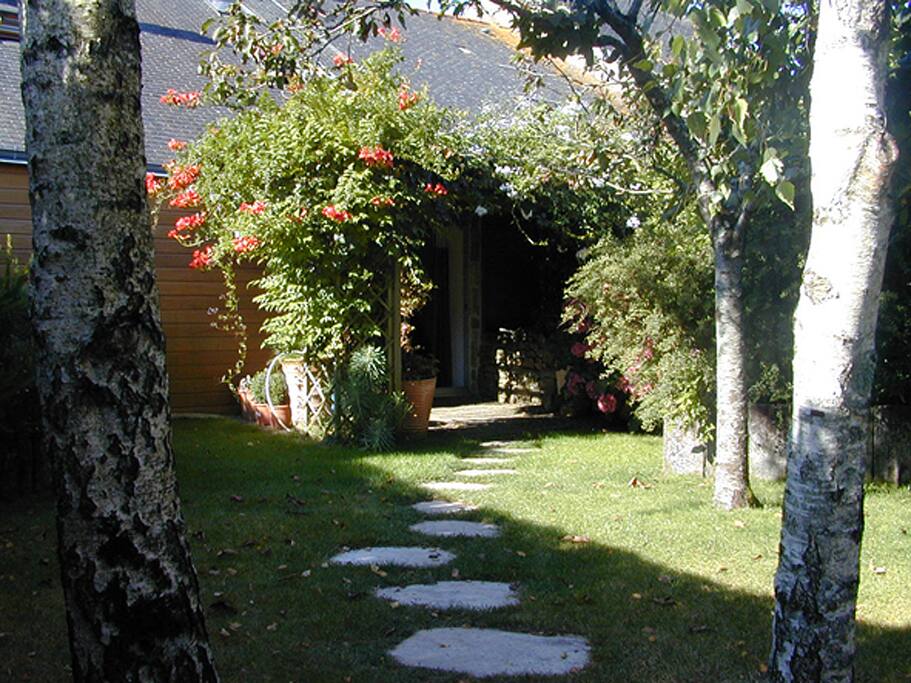 JARDIN AVEC PERGOLA ET TERRASSE