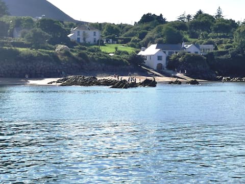 Cosy Wild Atlantic Way apartment minutes from Killlarneys National Park and Lakes and famous golf courses.