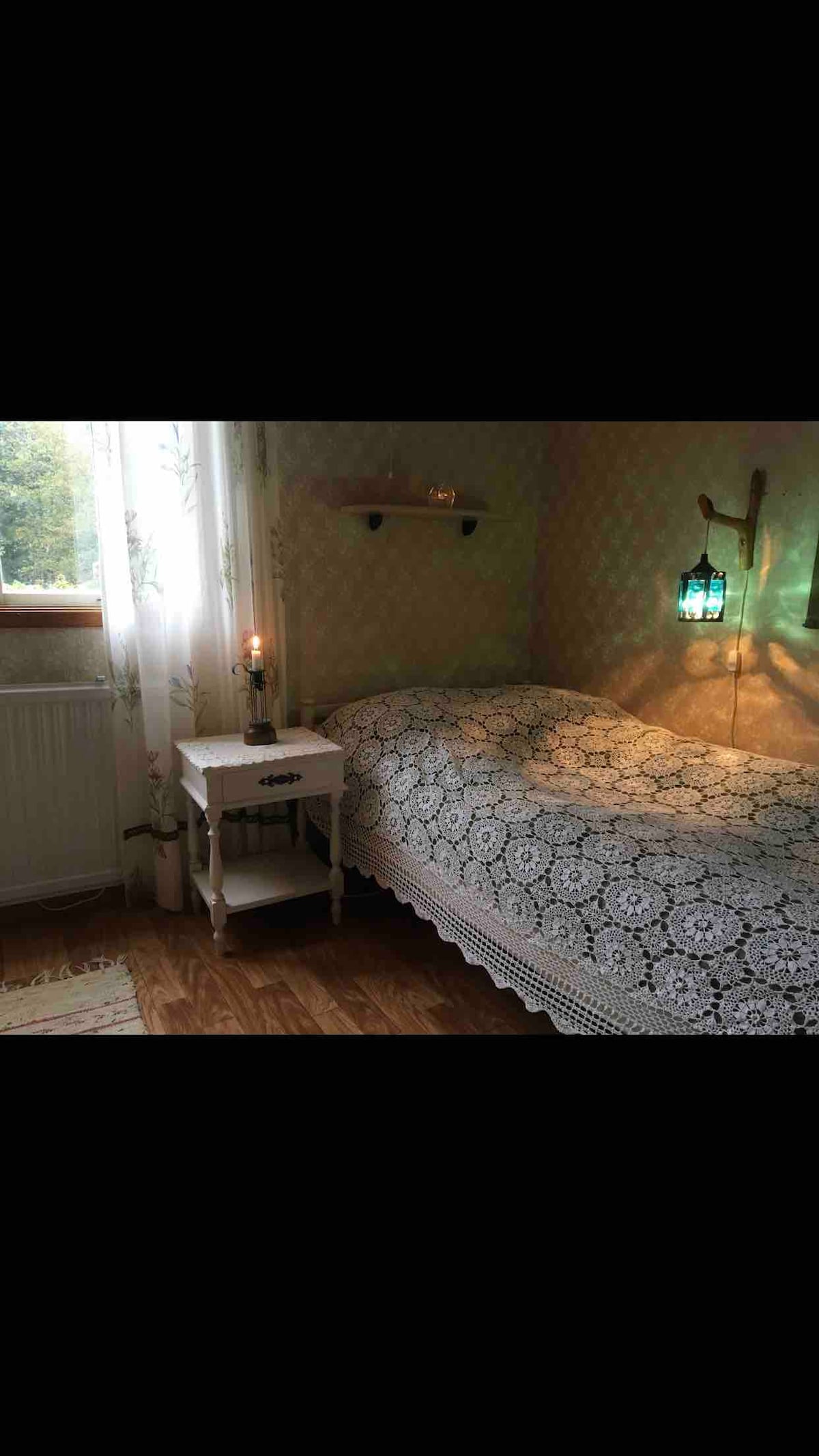 Este dormitorio tiene una cama individual y una litera para dos personas. 
Cuando mires por la ventana por la noche, verás miles y miles de estrellas. 