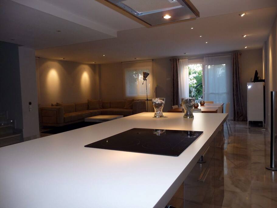 Salon con Cocina Americana de Diseño 50m2, con TV LED 50´´, Sofa Esquinero, Mesa Amplia 8/10personas y Salida Jardin. Distancia Caminando a Puerto Banus 15mn, Mercadona 2 mn,Dama de Noche Golf 6 mn. Piscina Priavada con llave para 32 vecinos
Living Room with Design Open Kitchen 50m2-550sqf, TV LED 50´´. Big Sofa an Dinner Table for 8/10 people and Terrace Exit. Walking distance: Puerto Banus 15mn, Mercadona Food Store 2 mn, Dama de Noche Golf Course 6 mn. Private Pool with key access for 32 owners