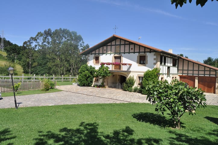 CASERIO KAMIRUNE, 6 PAX