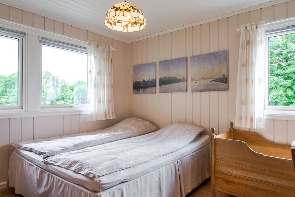Bedroom 1 with continental bed and bed 135x65 for a child.