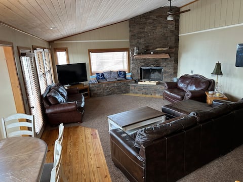 Popular Airbnb listing: Cozy Beaver Lake House |3BR| Hot Tub & Lake Access in Springdale