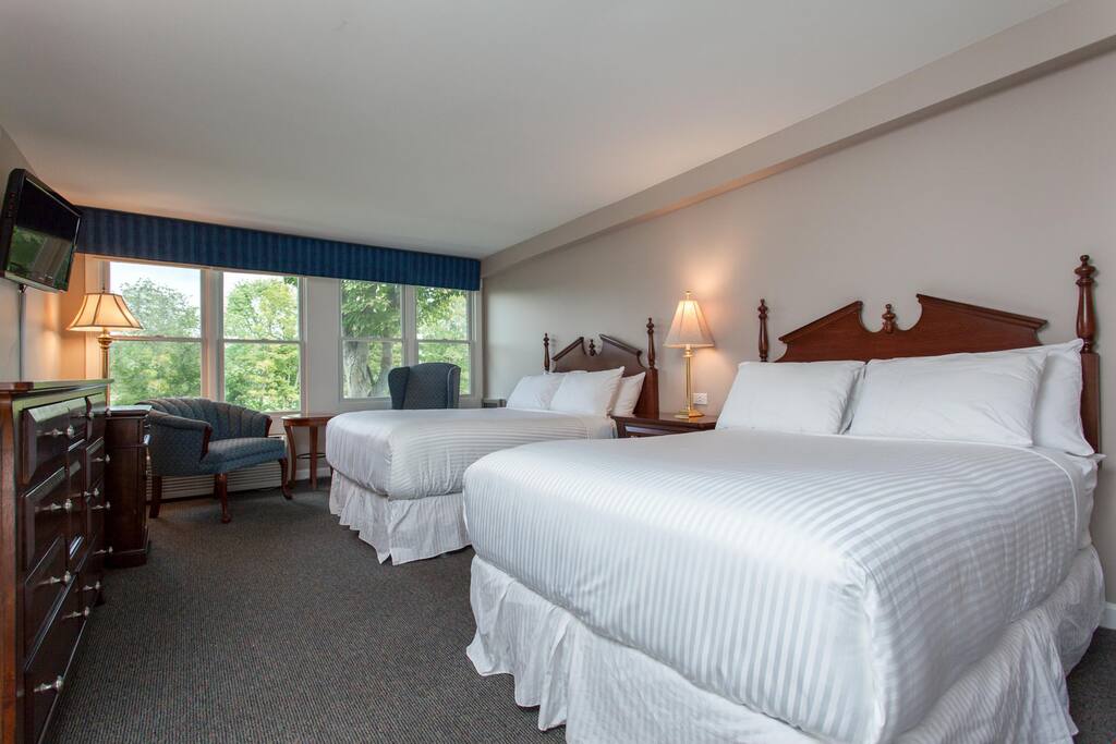 Sink into the 2 comfortable double beds and enjoy a great night's sleep.