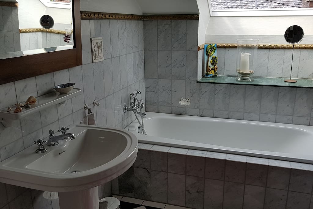 Bad (WC, Dusche, Badewanne, Waschbecken)