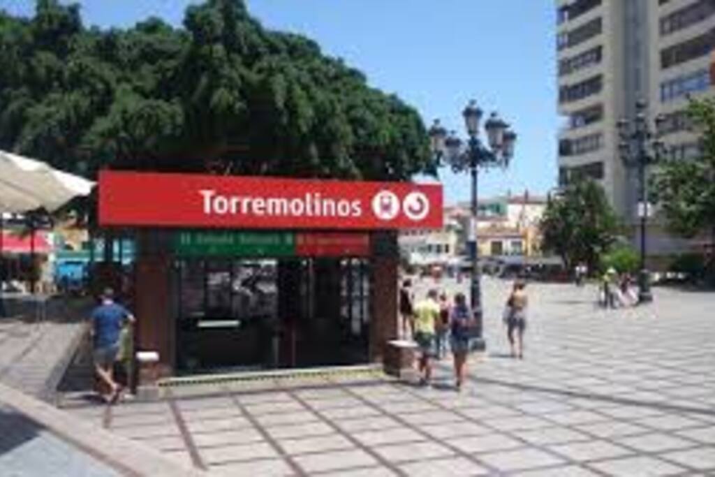 Tren de cercanías y edificio apartamento