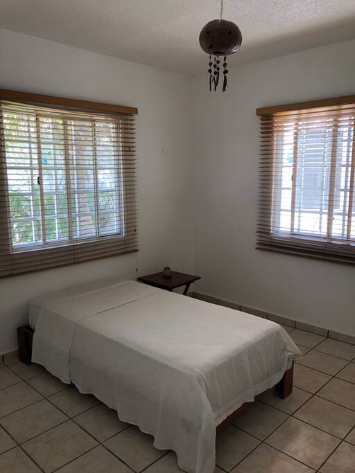 Cama individual vista de la entrada