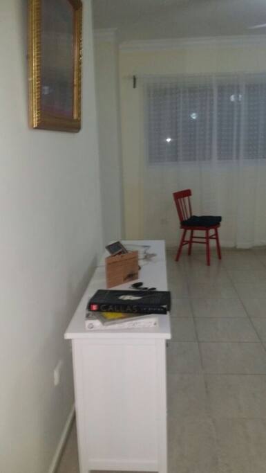 Área para trabajar, una linda credenza con suficiente espacio.