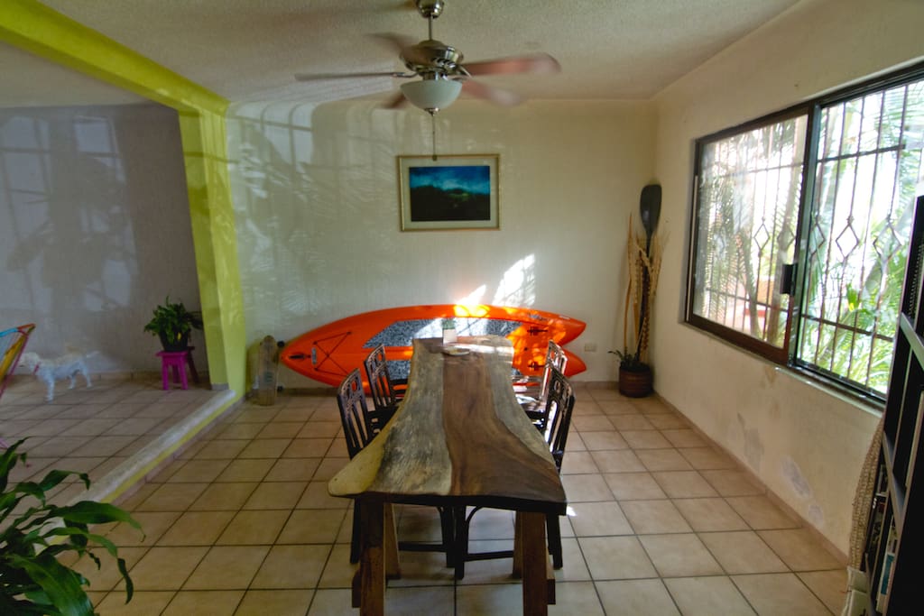 Comedor con nuestra increíble mesa de MATO MAYAN WOODS y paddle