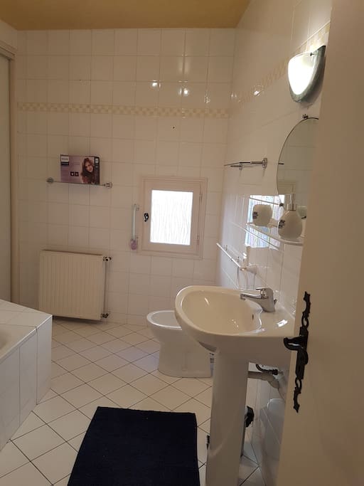 salle de bain avec baignoire