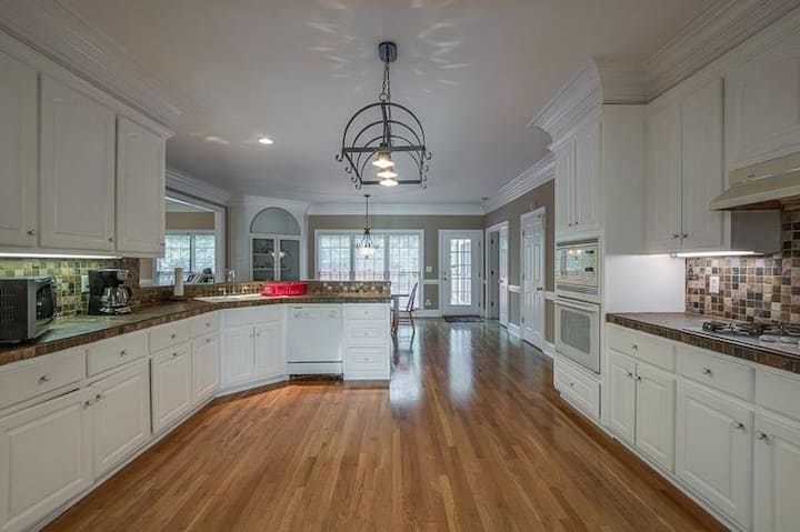 Elegant Living In Style With Garage Parking - Buford, GA