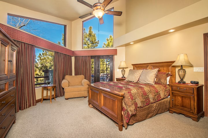 Მეორე საძინებელი. ლამაზ ტერასაზე ფრანგული კარები იღება.