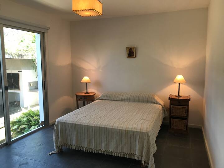 Dormitorio principal en planta baja, en suite. 