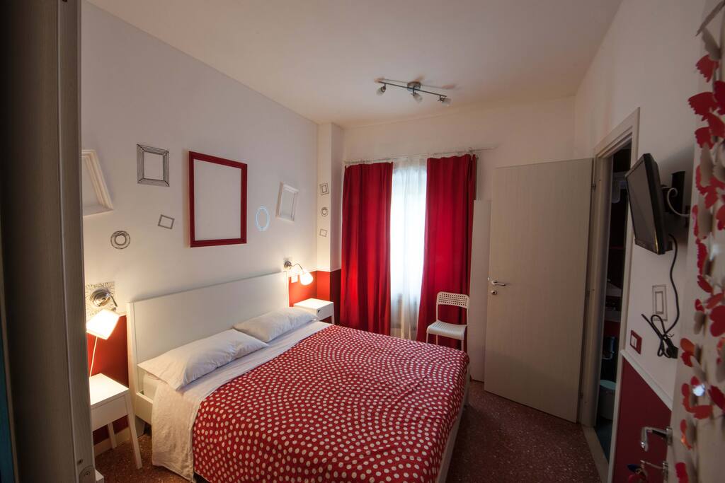 RedRoom con il bagno interno, RedRoom with bathroom iside