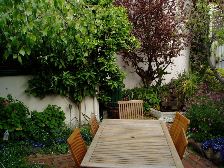 Idyllic Courtyard Garden
