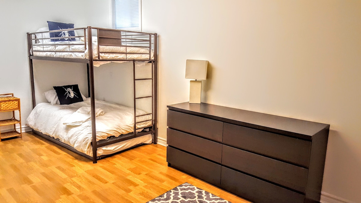 Соба на долниот кат, кревети на спрат + повлекување