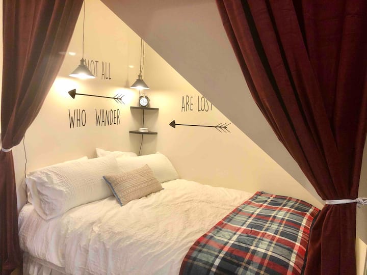 Útulný kútik pod schodmi pre druhú manželskú posteľ. Sú tu aj záclony pre súkromie.