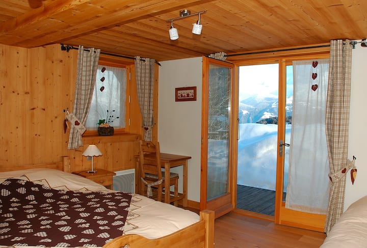 חדר שינה גדול מאוד הממוקם בקומת הקרקע עם חדר הלבשה צמוד. מיטה זוגית ב -160  ומיטה ב -90. טלוויזיה, חדר רחצה צמוד וגישה ישירה החוצה דרך דלת החלון המשקיפה על הר מון בלאן.