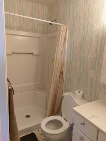 Clean, Spacious and Conveniently Located gallery image 5