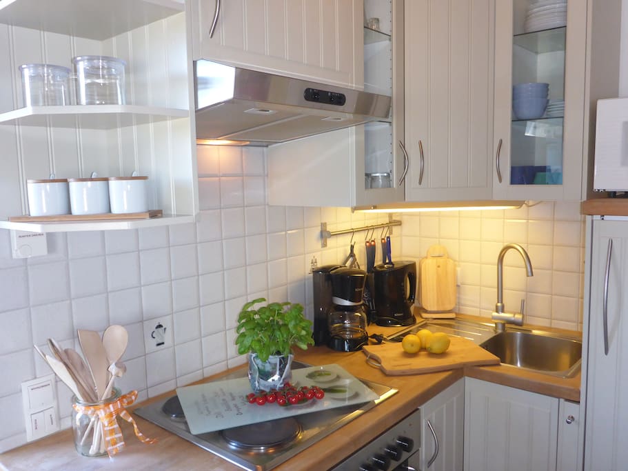 Die Küche verfügt über Backofen, Mikrowelle, Kühlschrank, Wasserkocher,Toaster etc. und ausreichend Geschirr und Besteck, damit es Ihnen im Urlaub an nichts fehlt.