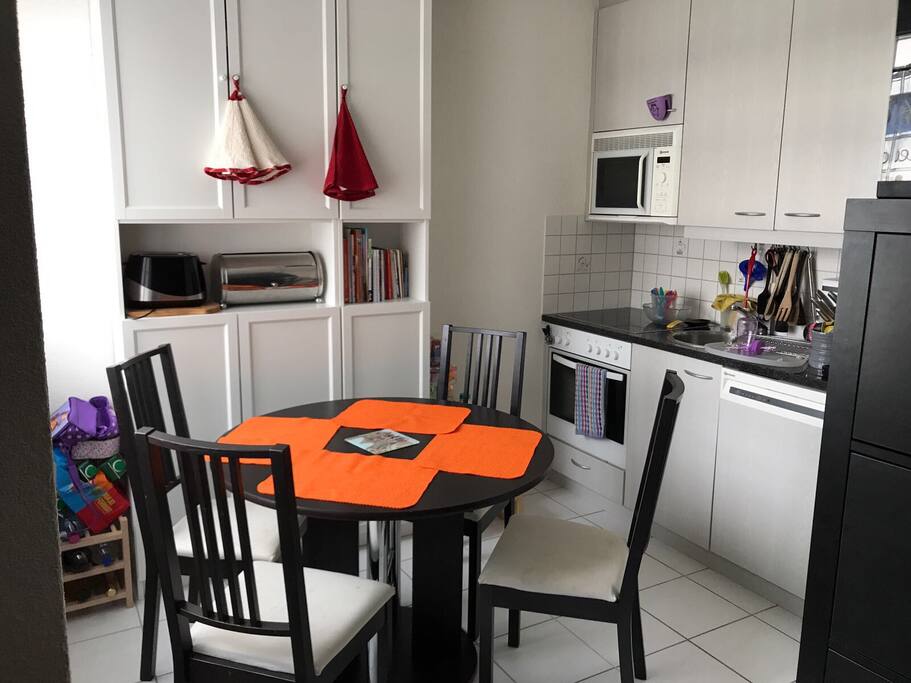 View of our opened Kitchen from the Living room
Wie sehen Sie die Kuche von die Wohnzimmer
Vue de la cuisine un jour d'hiver
