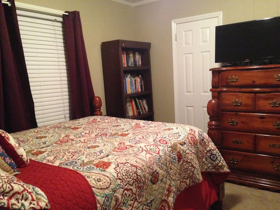 Queen room with 1/2 bath, satellite tv, PS3 and books