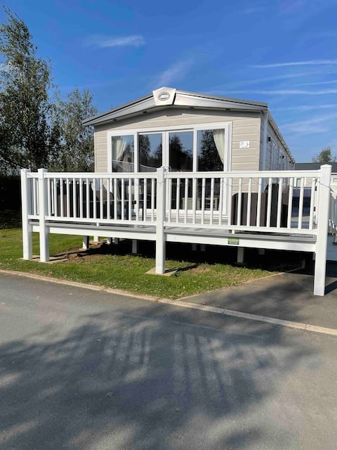 Successful Airbnb property: Ellis Retreats @ Tattershall Lakes Country Park in Tattershall