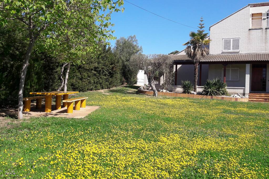 Jardín privado con mesa para comer