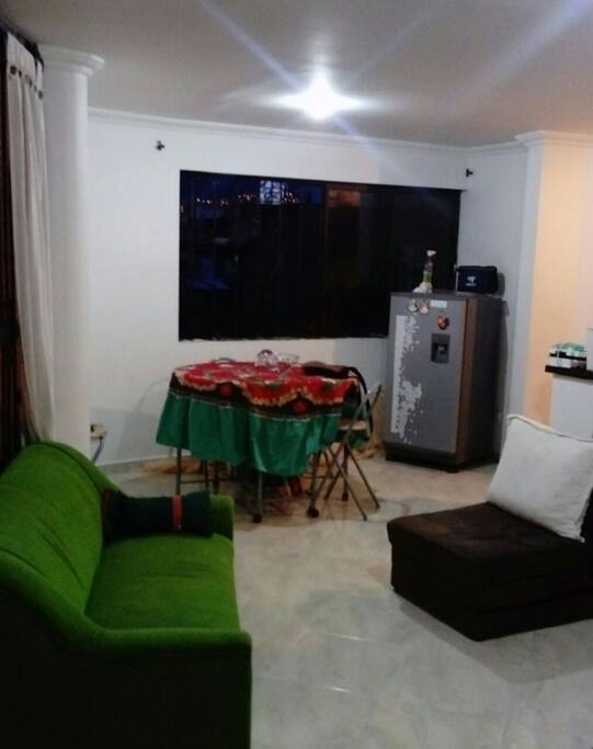 U comedor sala y nevera también pueden utilizar este hermoso y cómodo espacio