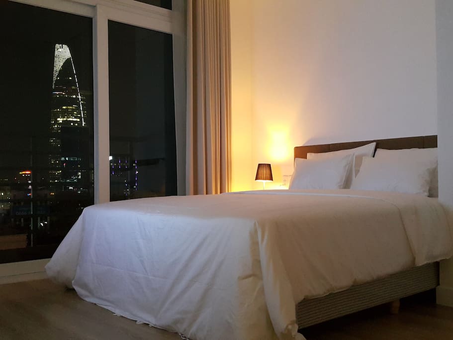 Felted atmosphere at night, with this Splendid View on Bitexco Financial Tower! If this is your first trip with Airbnb, open the following link to enjoy a $25 discount: https://www.airbnb.com/c/catphuongn