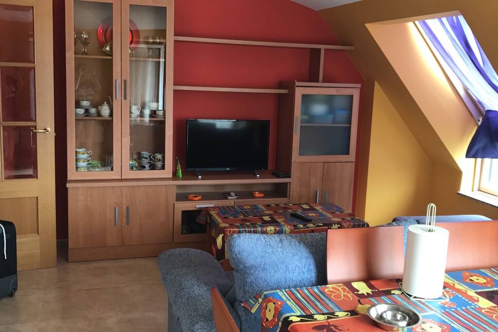 salón comedor con cocina americana