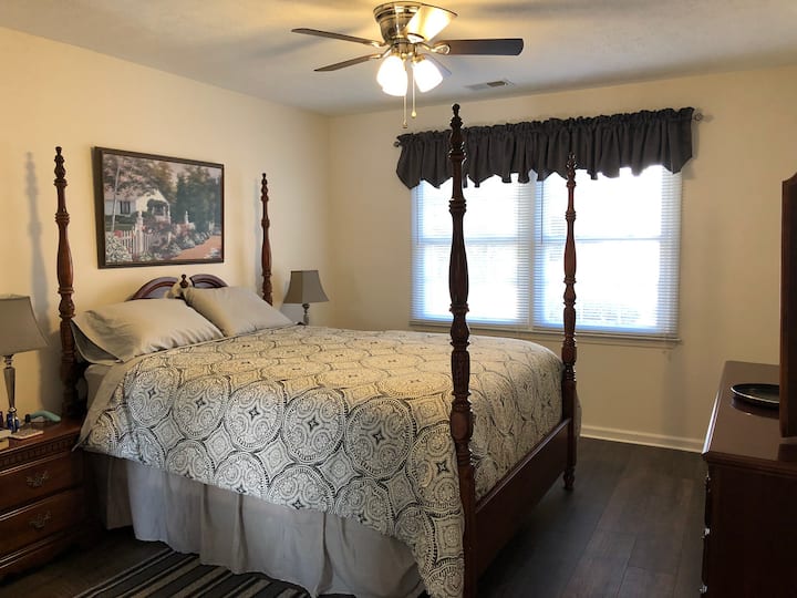 Dhoma kryesore e gjumit me krevat dopio "queen". 