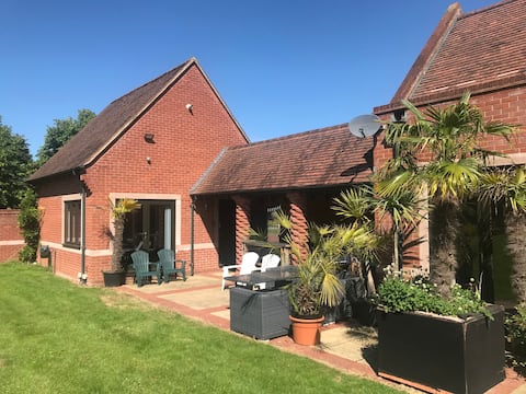 ☆ Self Contained Private Guest Cottage ☆ Sleeps 4