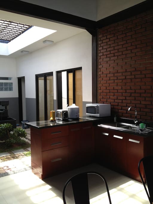 Pantry+Microwave+toaster+rice cooker+standard cookware and tableware