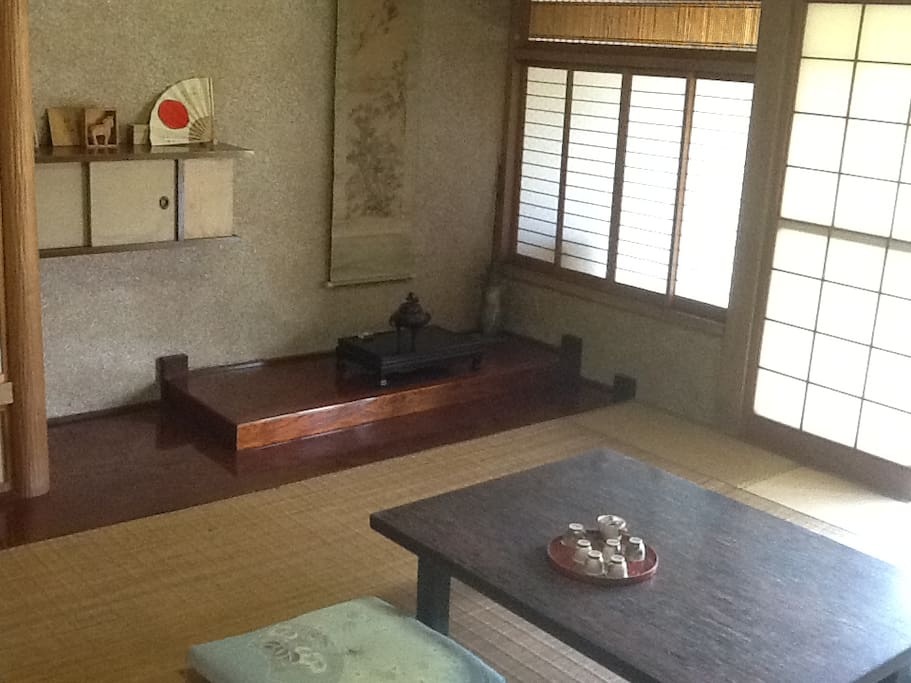 純和風な床の間のある和室。ゲストの方のくつろぎ部屋。
