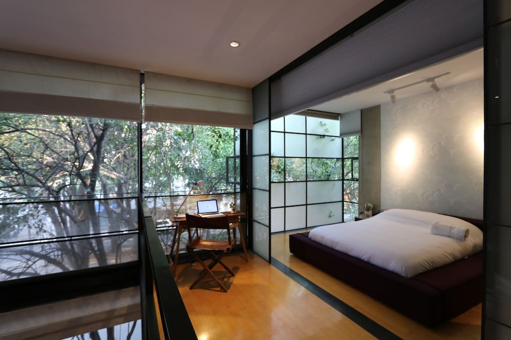 Main bedroom with queen bed and desk - Cuarto principal y escritorio