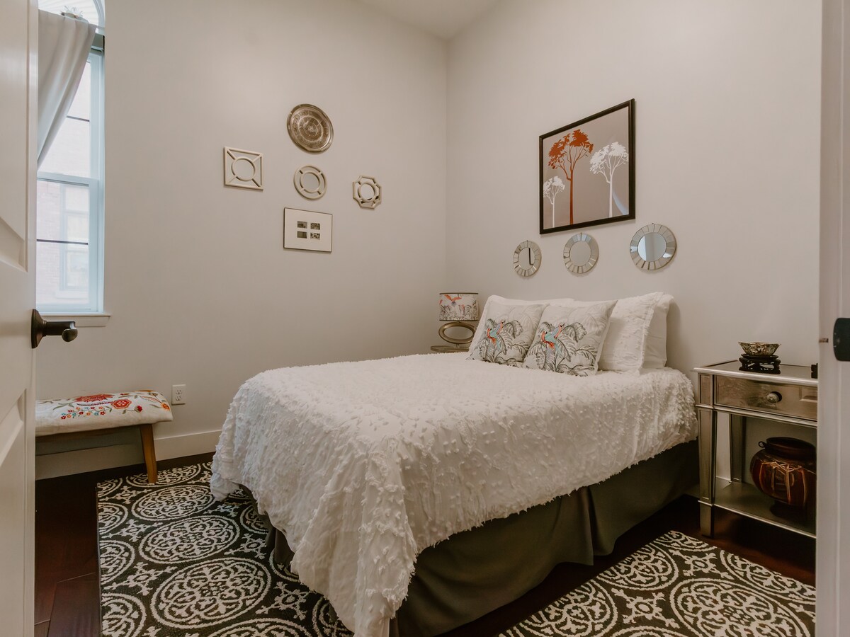 غرفة النوم رقم2 مع إطلالة كاملة على السرير والممر مع ستارة مظلمة للغرفة