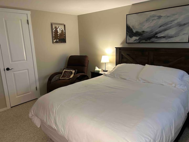 Një pamje tjetër e krevatit "Queen" në katin e poshtëm.