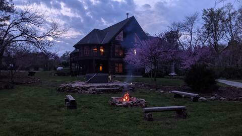 Beautiful Log home on the Olentangy River. No pets
