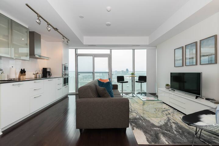 CN Tower and Lake View in Downtown w/ Free Parking